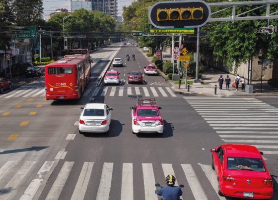 El gobierno de la Ciudad de México dio a conocer las tarifas que deberán pagar los propietarios de vehículos en la capital del país a partir del 1 de enero, respecto a la licencia de conducir, refrendo y tenencia de auto. FOTO: Secretaría de Movilidad