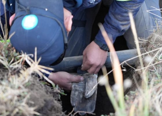 Con el fin de identificar y clausurar una toma de agua clandestina, este miércoles fueron aseguradas tres pipas con capacidad de 10 mil litros cada una, utilizadas para la distribución ilegal del recurso, y una pipa más de 20 mil litros destinada a la extracción continua y almacenamiento del vital líquido, así lo dio a conocer el jefe de Gobierno, Martí Batres, en conferencia de prensa.   Foto: GCDMX