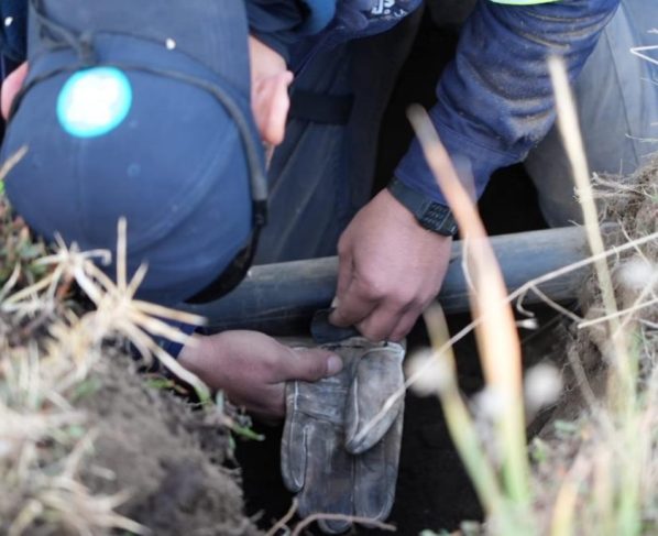 Con el fin de identificar y clausurar una toma de agua clandestina, este miércoles fueron aseguradas tres pipas con capacidad de 10 mil litros cada una, utilizadas para la distribución ilegal del recurso, y una pipa más de 20 mil litros destinada a la extracción continua y almacenamiento del vital líquido, así lo dio a conocer el jefe de Gobierno, Martí Batres, en conferencia de prensa.   Foto: GCDMX