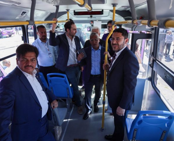 Como parte de la renovación del transporte público en la Ciudad de México, el jefe de Gobierno, Martí Batres, presentó las nuevas unidades de la empresa Aragón Movin, que sustituirán a los microbuses de las rutas 58 y 88, con beneficio para 50 mil habitantes de las alcaldías Gustavo A. Madero, Venustiano Carranza y Cuauhtémoc. FOTO: GCDMX