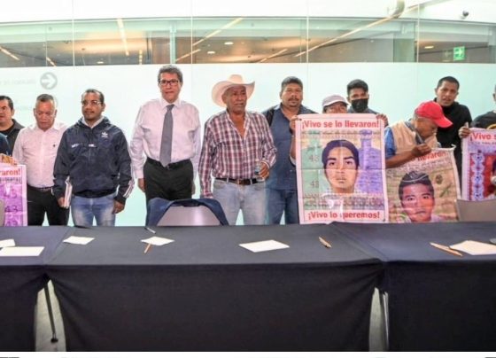 Padres de los 43 normalistas de Ayotzinapa, acompañados por su representante legal, Vidulfo Rosales, se reunieron este mediodía en privado con el senador Ricardo Monreal Ávila, coordinador de Morena y presidente de la Junta de Coordinación Política del Senado. FOTO: X / Monreal