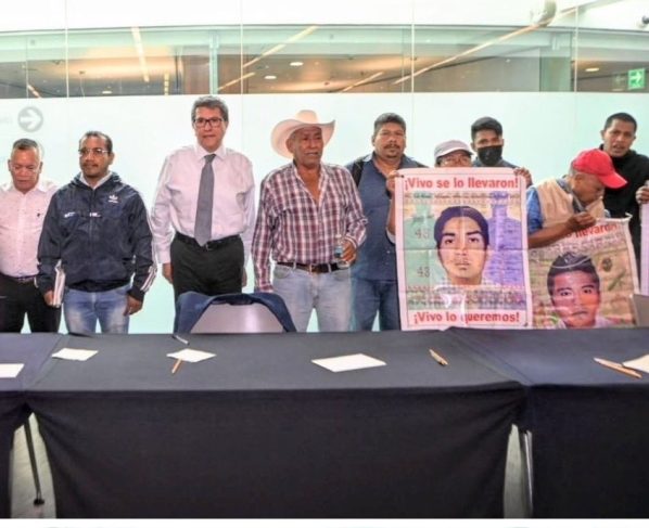 Padres de los 43 normalistas de Ayotzinapa, acompañados por su representante legal, Vidulfo Rosales, se reunieron este mediodía en privado con el senador Ricardo Monreal Ávila, coordinador de Morena y presidente de la Junta de Coordinación Política del Senado. FOTO: X / Monreal