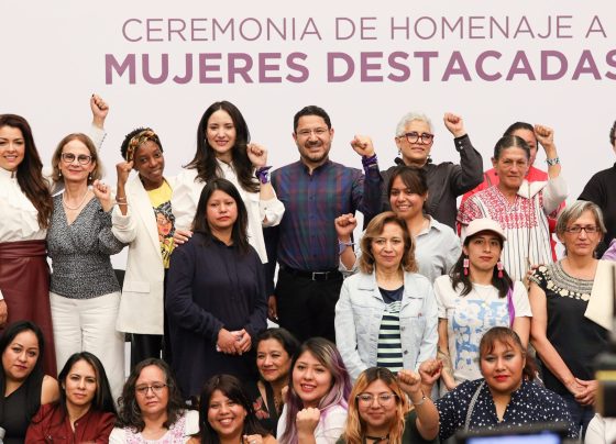 En el acto, que integra el ciclo de actividades “Tiempo de Mujeres. Festival por la Igualdad”, el jefe de Gobierno, Martí Batres, acompañado por la primera dama de la capital, Daniela Cordero, resaltó la valía de las galardonadas: “Tenemos a un conjunto de mujeres que ha influido en los cambios recientes que ha vivido nuestra nación, cambios que se han dado desde abajo”. FOTO: GCDMX
