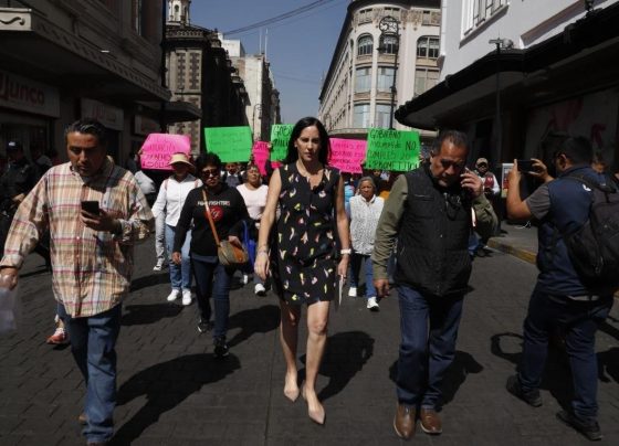 Acompañada por un grupo de vecinos afectados por las obras de ampliación de la Línea 12, la alcaldesa de Álvaro Obregón, Lía Limón, exigió al jefe de Gobierno, Martí Batres, que se firmen los acuerdos con los pobladores de 13 colonias dañadas en la demarcación. Foto: Alcaldía ÁO