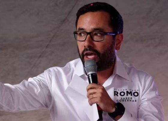 Víctor Romo, operador político de Claudia Sheinbaum y Clara Brugada, solito se evidenció de que es cierto de lo que le acusan: tráfico de influencia y que alcanza uso indebido del servicio público para quienes le ayudan. FOTO: Cuartoscuro