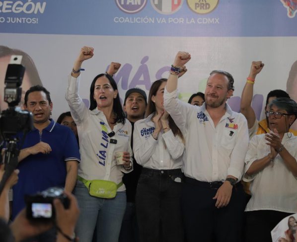 Reunidos con vecinos de la Unidad Habitacional Plateros, Lía Limón y Santiago Taboada se comprometieron a trabajar juntos para hacer de Álvaro Obregón el mejor para vivir de la CDMX. FOTO: Especial