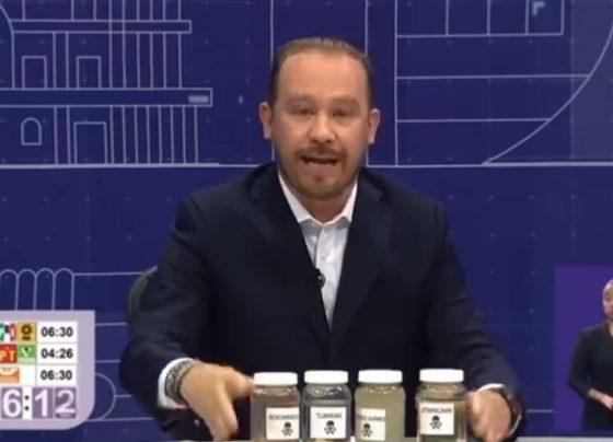 Los cuatro momentos en que de manera contundente Santiago Taboada arrinconó y sacudió por entero a Clara Brugada: primero, cuando le sacó las cuatro botellas con agua sucia de pozos de Iztapalapa, Benito Juárez, Tláhuac y Xochimilco. El segundo, cuando aseguró que René Bejarano, “El Señor de las Ligas” era su socio, porque le entregó contratos multimillonarios para construir las famosas “Utopías” y prometió dar los nombres de las empresas. FOTO: Especial