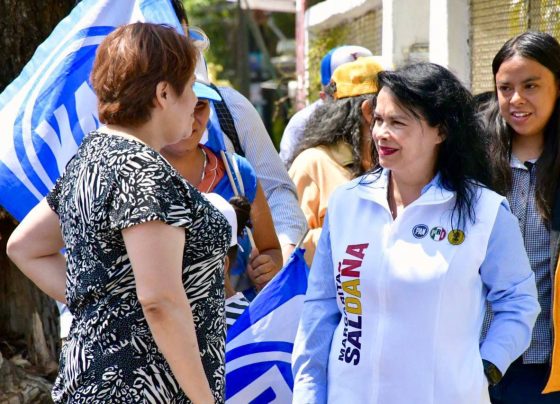 Margarita Saldaña, alcaldesa con licencia y candidata a la Alcaldía de Azcapotzalco, se quitó la casaca de edil e hizo a un lado todos los recursos que el cargo le otorga. Pero en esencia sigue haciendo lo que hace todos los días en la demarcación, desde que llegó a gobernarla el 1 de octubre de 2021: caminar las calles. FOTO: Especial