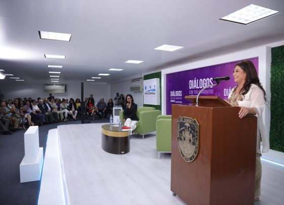 Clara Brugada, candidata a la jefatura de Gobierno de la Ciudad de México por la coalición “Sigamos haciendo historia en la CDMX” comentó ante empresarios que, de ganar en las elecciones del 2 de junio, combatirá la informalidad en los negocios en pro del crecimiento económico de la capital mexicana. FOTO: Especial