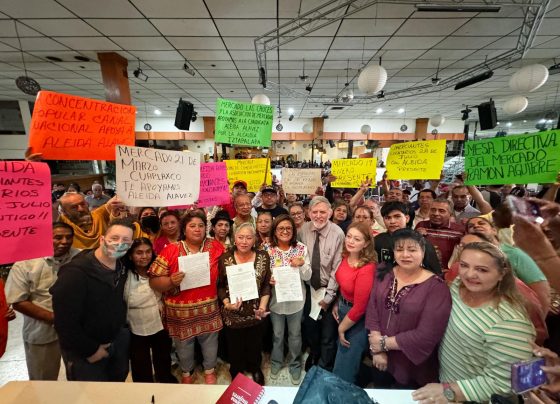 La candidata Aleida Alavez firmó el acuerdo para la sostenibilidad, cuidado, atención y desarrollo de los mercados y concentraciones de abasto popular en la Alcaldía Iztapalapa. FOTO: Especial