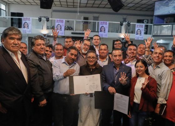 Aleida Alavez Ruiz, aspirante al gobierno de la alcaldía Iztapalapa por la coalición Seguiremos Haciendo Historia en la Ciudad de México, firmó con representantes del sector transportista, el acuerdo Movilidad Sostenible, Segura, Participativa e Incluyente. FOTO: Especial