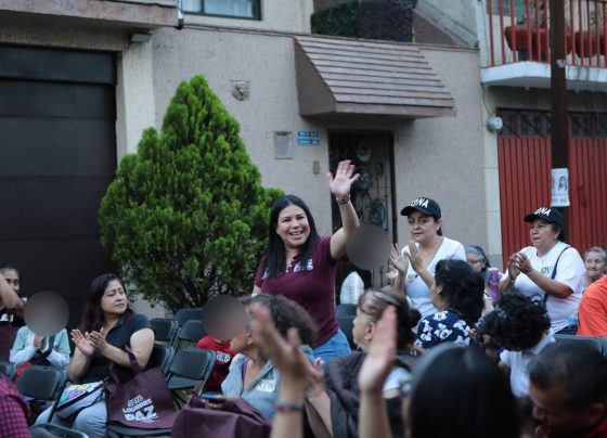 La candidata por Morena, a la Alcaldía de Iztacalco, Lourdes Paz, se reunió con integrantes de la Unión de Trabajadores y Choferes de transporte público Quetzales AC. para celebrar a los pequeños por el Día del Niño, evento en el que se comprometió a una serie de acciones para los niños y las familias puedan convivir y recrearse. FOTO: Especial