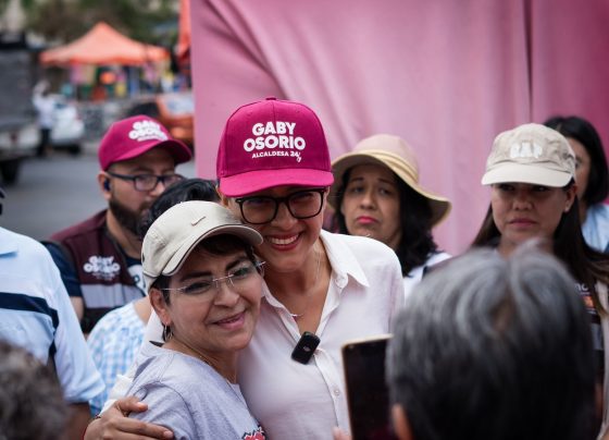 La abanderada de la candidatura común "Seguiremos Haciendo Historia en la Ciudad de México", Gaby Osorio, compartió con las y los vecinos de la colonia San Pedro Mártir que una de sus propuestas en materia de seguridad es colocar policías de proximidad originarios de Tlalpan en cada comunidad. FOTO: Especial