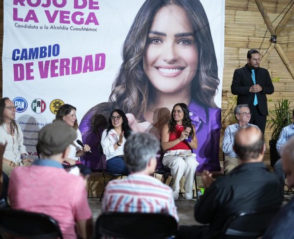 La candidata por la coalición “Va por la Ciudad de México”, integrada por el PRI, PAN y PRD, Ale Rojo de la Vega, presentó ante vecinos y vecinas de la Roma sur, así como con integrantes de organizaciones ambientales y de la aspirante a la diputación local Distrito 9, Silvia Sánchez Barrios. FOTO: Especial