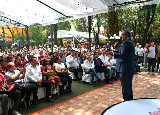 El ex jefe de Gobierno Marcelo Ebrard, el mismo que construyó la Línea 12 que se desplomó, anda de caradura haciendo campaña con Morena en la Ciudad de México, aunque la verdad es que no queda claro en qué les puede ayudar. Por lo pronto en el ánimo no, porque no suena para nada convincente de que los candidatos que apoya van a ganar. FOTO: Especial