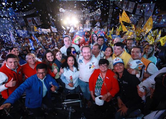 Al cerrar su campaña, la candidata a la reelección por Azcapotzalco de la alianza PAN, PRI y PRD, Margarita Saldaña, pidió a los ciudadanos acudir a las urnas el próximo 2 de junio para que México no siga siendo rehén de unos cuantos, sino que “sea un país libre y camine hacia la democracia y a la prosperidad”. FOTO: Especial