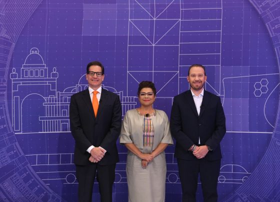 Santiago Taboada ganó el debate ante Clara Brugada porque reviró fuerte el tema que podría haber marcado su derrota: el inmobiliario. De manera inesperada fue con el que le dio el golpe más certero a la morenista, que se tambaleó y estuvo a punto del nocaut, del que se salvó porque ya no hubo otro round. FOTO: Especial