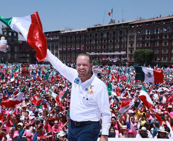 Si bien siempre han tenido una buena relación Xóchitl Gálvez y Santiago Taboada, desde que ambos son candidatos –ella a la Presidencia y él a la Jefatura de Gobierno– no se había percibido tanta cercanía entre ambos, como la de este domingo en el Zócalo. FOTO: Especial