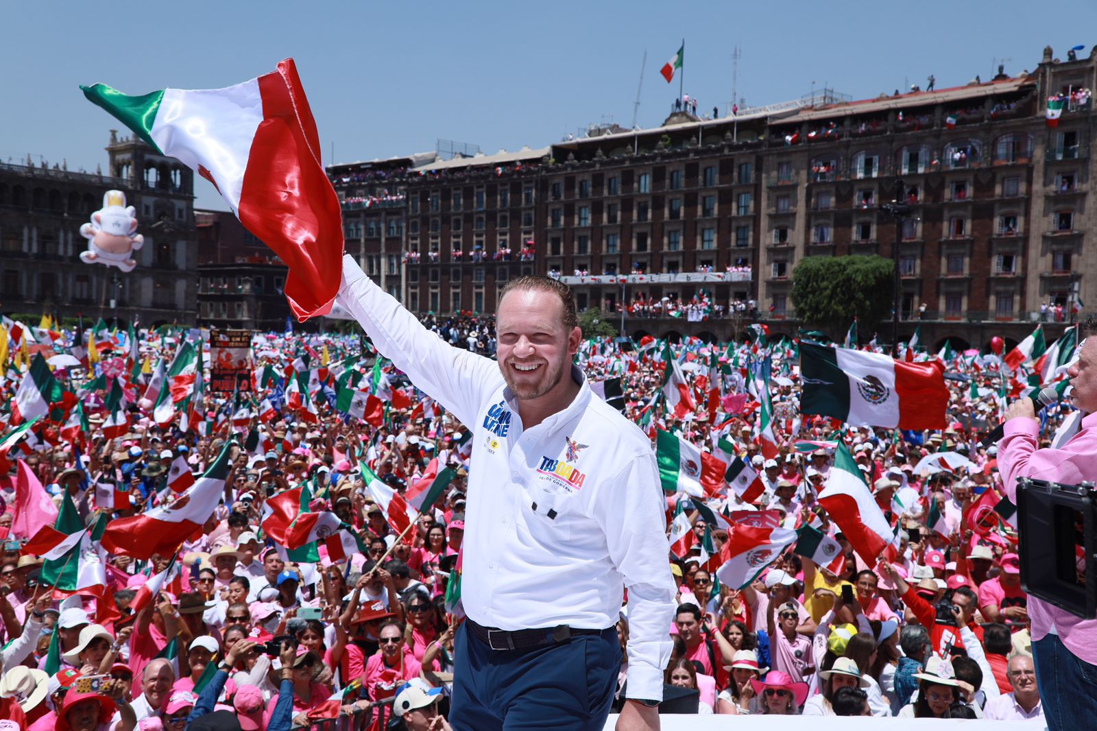 Si bien siempre han tenido una buena relación Xóchitl Gálvez y Santiago Taboada, desde que ambos son candidatos –ella a la Presidencia y él a la Jefatura de Gobierno– no se había percibido tanta cercanía entre ambos, como la de este domingo en el Zócalo. FOTO: Especial