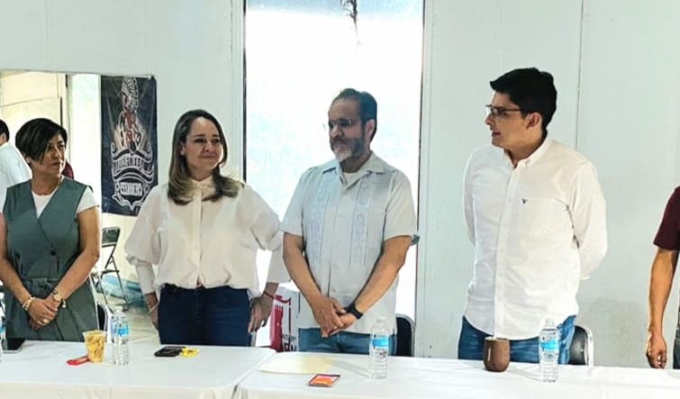 Morena y Hannah de Lamadrid, su candidata a la Alcaldía Coyoacán, de la mano de René Bejarano pretenden regularizar el comercio ambulante en esa demarcación y empadronarlo para cobrarle impuestos. “Con eso ganamos todos”, afirma la aspirante. FOTO: Especial