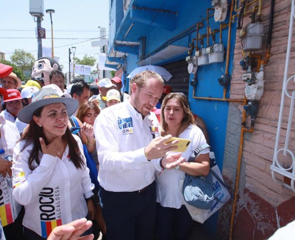 Santiago Taboada, candidato a la Jefatura de Gobierno por la coalición “Va X La CDMX”, reiteró su compromiso de acabar con el derecho de piso en conjunto con el trabajo de Rocío Barrera, aspirante a la alcaldía Venustiano Carranza por la misma alianza. FOTO: Especial