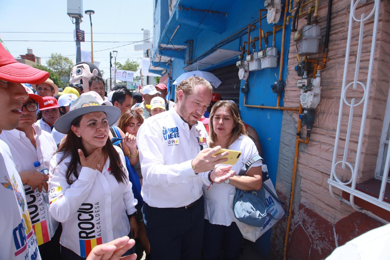 Santiago Taboada, candidato a la Jefatura de Gobierno por la coalición “Va X La CDMX”, reiteró su compromiso de acabar con el derecho de piso en conjunto con el trabajo de Rocío Barrera, aspirante a la alcaldía Venustiano Carranza por la misma alianza. FOTO: Especial