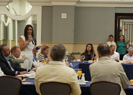 Ale Rojo de la Vega, candidata por la coalición “Va por la Ciudad de México”, integrada por el PRI, PAN y PRD, en una reunión con empresarios, prometió que, de ganar las próximas elecciones del 2 de junio, prometió ofrecer seguridad para el desarrollo sano de sus compañías. FOTO: Especial
