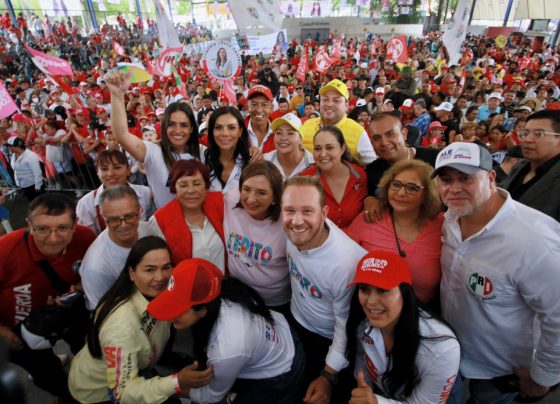 En un recorrido por el barrio de Tepito los candidatos de oposición, Xóchitl Gálvez, a la Presidencia de la República, y Santiago Taboada, a la Jefatura de Gobierno, pidieron el voto de confianza al gremio de los comerciantes a quienes les prometieron revivir el seguro popular para que tengan buena atención a la salud, así como apoyo para vivienda. FOTO: Especial