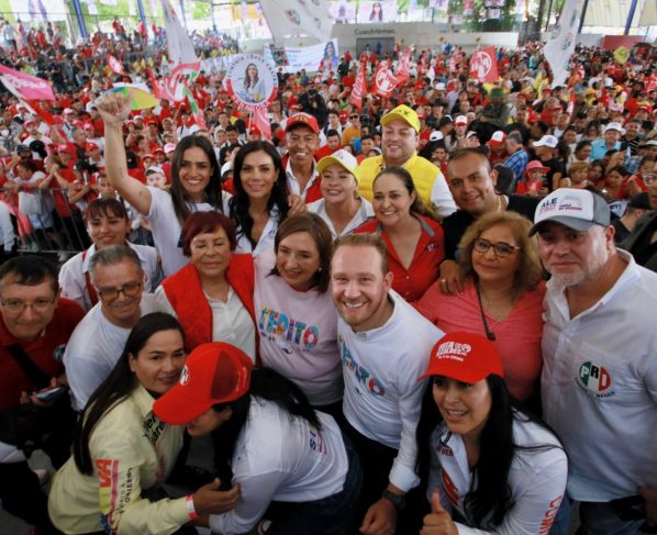 En un recorrido por el barrio de Tepito los candidatos de oposición, Xóchitl Gálvez, a la Presidencia de la República, y Santiago Taboada, a la Jefatura de Gobierno, pidieron el voto de confianza al gremio de los comerciantes a quienes les prometieron revivir el seguro popular para que tengan buena atención a la salud, así como apoyo para vivienda. FOTO: Especial