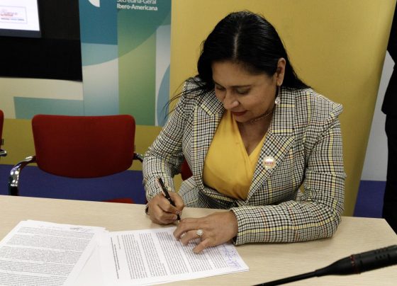 La constancia oficial de su reelección en el Senado fue recibida por la talxcalteca Ana Lilia Rivera, quien se diversificó a fin de poder además acudir al la presentación de la Alianza Parlamentaria Iberoamericana y Caribeña por la Seguridad Alimentaria de Todas y Todos, en Madrid, España.