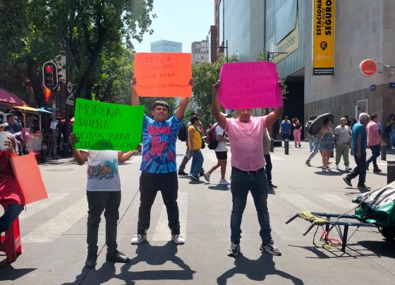 El director de Ordenamiento y Seguimiento al Comercio en Vía Pública de la Alcaldía Cuauhtémoc, Krystian Méndez Salvatorio y Leyva, así como el coordinador Jurídico y Normativo, Roberto Ávila Medina se ocuparon este sábado de coaccionar y extorsionar comerciantes del Centro Histórico, para que voten este domingo por todos los candidatos de Morena. FOTO: Especial