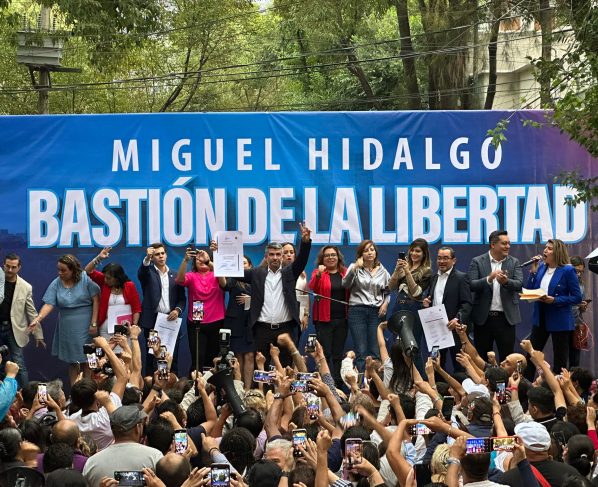 Tras ganar las elecciones del 2 de junio, Mauricio Tabe recibió este jueves por parte del Instituto Electoral de la Ciudad de México su constancia de mayoría que lo acredita como alcalde electo de Miguel Hidalgo para el periodo 2024-2027. FOTO: Especial