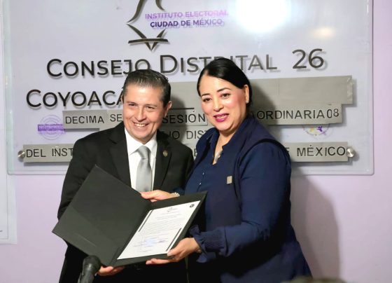 José Giovani Gutiérrez Aguilar, candidato de la Coalición Va X La CDMX para la alcaldía Coyoacán, recibió de manos de la representante del Instituto Electoral de la Ciudad de México, su constancia de mayoría que lo acredita como el ganador de las elecciones del pasado 2 de junio. FOTO: Especial