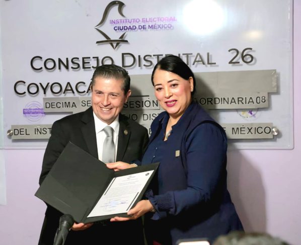 José Giovani Gutiérrez Aguilar, candidato de la Coalición Va X La CDMX para la alcaldía Coyoacán, recibió de manos de la representante del Instituto Electoral de la Ciudad de México, su constancia de mayoría que lo acredita como el ganador de las elecciones del pasado 2 de junio. FOTO: Especial