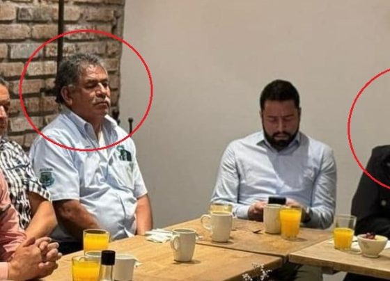 Ricardo Del Moral, líder de la Sección 1 del SUTGCDMX (tercero de izquierda a derecha), en reunión transando con Fernando Mercado.