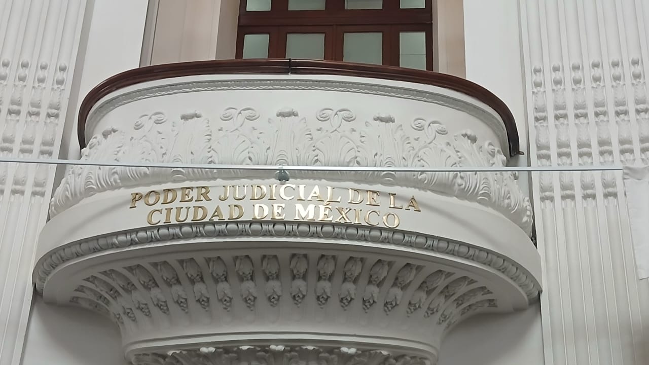 En vez de pedir perdón por la putrefacción de la que habla el propio presidente Andrés Manuel López Obrador, el Congreso de la Ciudad de México, dominado por Morena, con la venia de Martí Batres y Rafael Guerra, presidente del TSJCDMX, acordó inscribir en letras de oro en el salón de Plenos del recinto legislativo la frase “Poder Judicial de la Ciudad de México”, en “reconocimiento a su labor”. FOTO: Especial