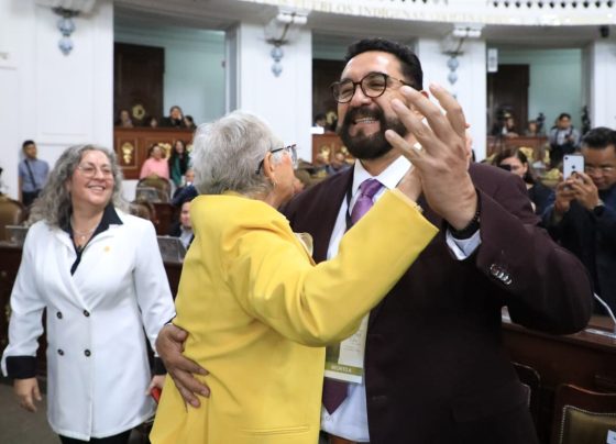 el encargado de despacho de la Fiscalía CDMX, Ulises Lara, bailó de ‘cachetito’ con la ministra en retiro, senadora de Morena y diputada federal electa, Olga Sánchez Cordero, lo que rompió todo protocolo en una sesión solemne del Congreso de la Ciudad de México. FOTO: Especial