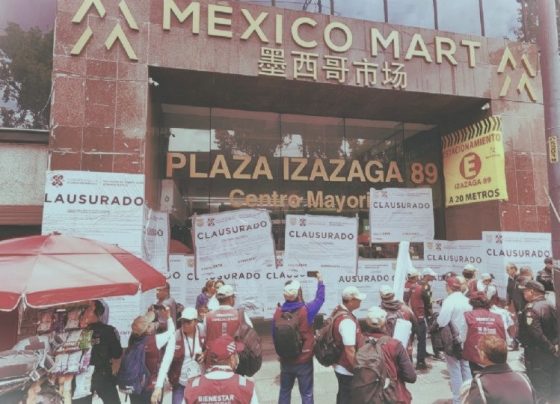 El Jefe de Gobierno, Martí Batres Guadarrama, informó que el edificio de Izazaga 89, donde se comercializaban diversos productos, fue clausurado el pasado 11 de julio por violaciones a la Ley de Desarrollo Urbano. FOTO: Especial