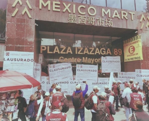 El Jefe de Gobierno, Martí Batres Guadarrama, informó que el edificio de Izazaga 89, donde se comercializaban diversos productos, fue clausurado el pasado 11 de julio por violaciones a la Ley de Desarrollo Urbano. FOTO: Especial