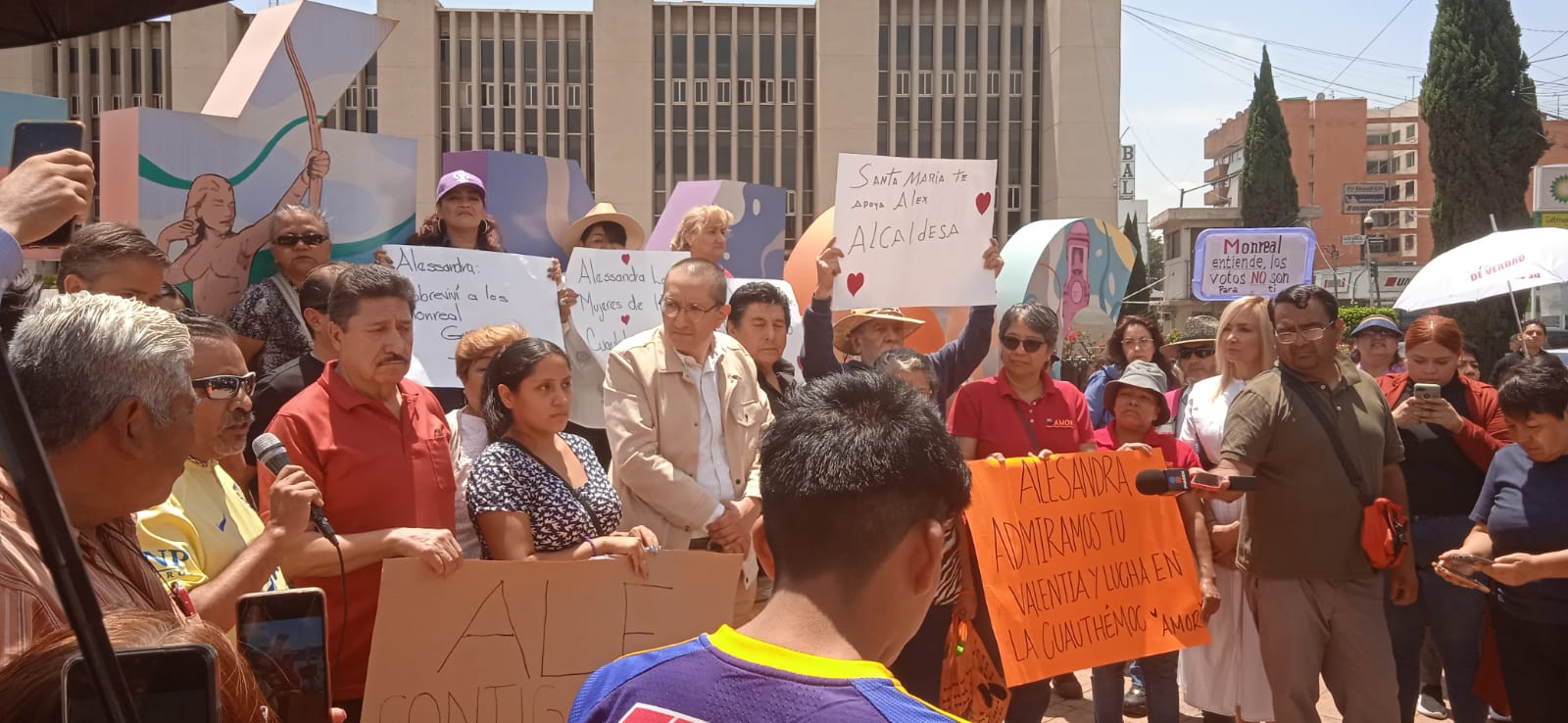 Vecinos de la Alcaldía Cuauhtémoc se manifestaron en defensa del voto a favor de la opositora Alessandra Rojo de la Vega, quien ganó los comicios del pasado 2 de junio, y anunciaron que van a promover juicios para la protección de los derechos políticos de los ciudadanos ante la autoridad electoral. FOTO: Especial