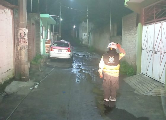 Asimismo, personal de Operación Hidráulica se encuentra en la calle La Virgen, San Miguel Topilejo, para disminuir los niveles de agua acumulada, por medio de un vehículo hidroneumático (Vactor).