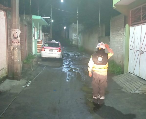 Asimismo, personal de Operación Hidráulica se encuentra en la calle La Virgen, San Miguel Topilejo, para disminuir los niveles de agua acumulada, por medio de un vehículo hidroneumático (Vactor).