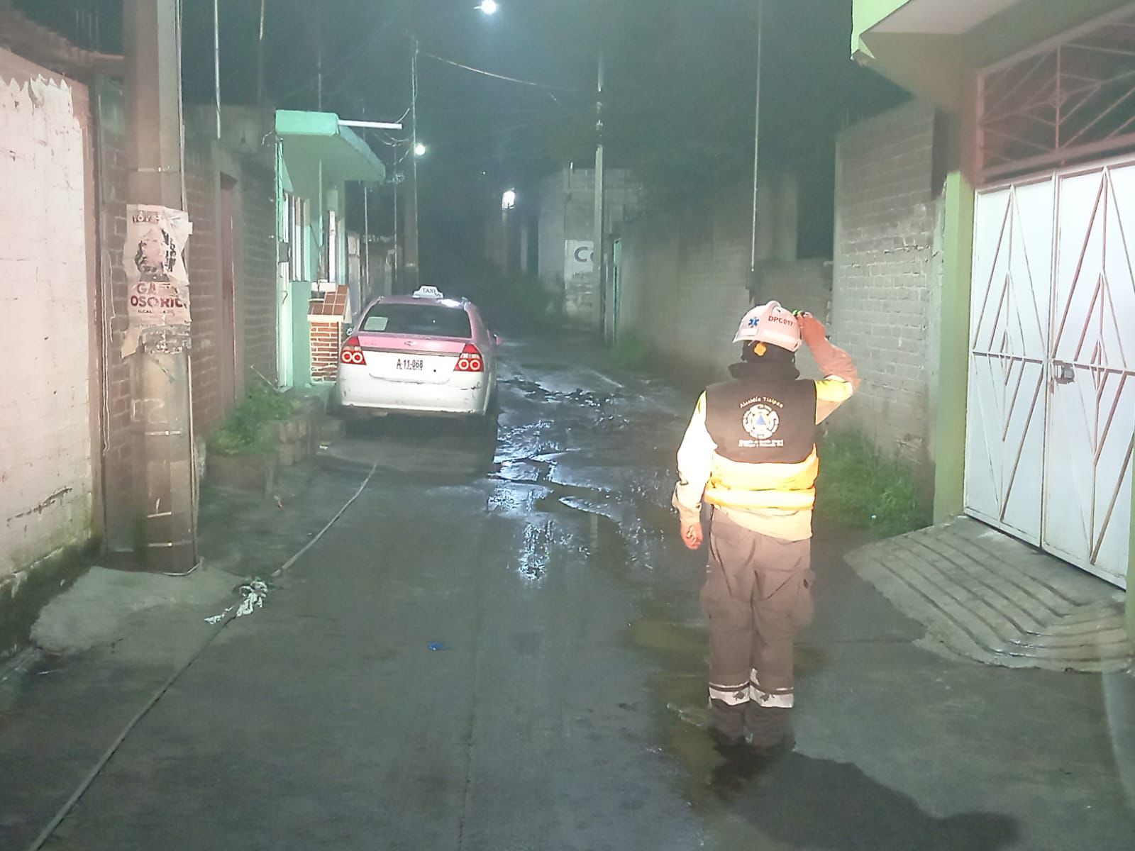 Asimismo, personal de Operación Hidráulica se encuentra en la calle La Virgen, San Miguel Topilejo, para disminuir los niveles de agua acumulada, por medio de un vehículo hidroneumático (Vactor).