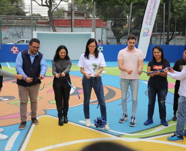 Lía Limón entregó la cancha de fútbol rápido "Canario" en colaboración con Comex y Blue Women Pink Men. La alcaldesa aseguró que este es un ejemplo del rescate de espacios públicos para dignificarlos y hacerlos seguros para que niñas y niños, jóvenes y familias enteras, puedan disfrutar de ellos. FOTOS: Especial