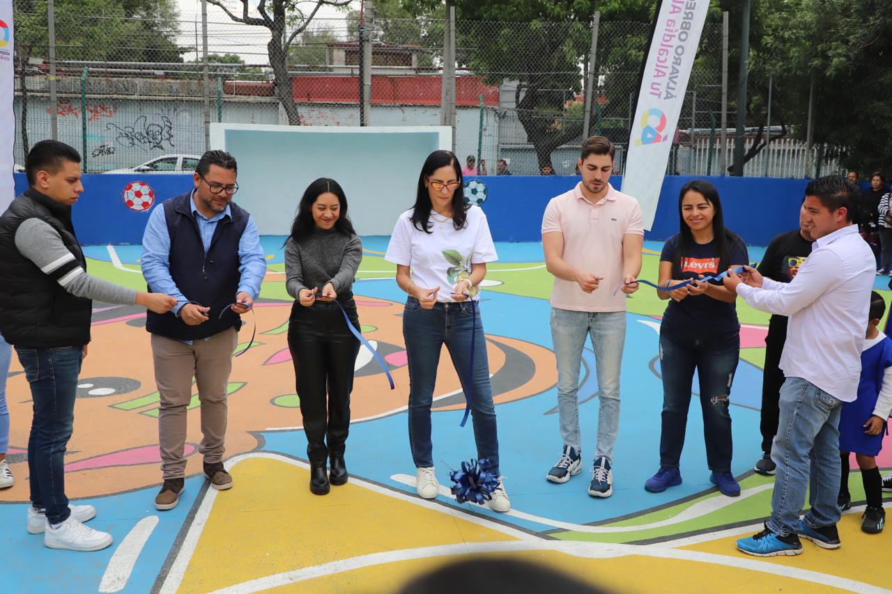 Lía Limón entregó la cancha de fútbol rápido "Canario" en colaboración con Comex y Blue Women Pink Men. La alcaldesa aseguró que este es un ejemplo del rescate de espacios públicos para dignificarlos y hacerlos seguros para que niñas y niños, jóvenes y familias enteras, puedan disfrutar de ellos. FOTOS: Especial