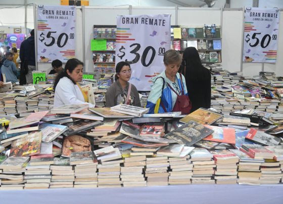 El Jefe de Gobierno, Martí Batres Guadarrama, visitó el 18° Gran Remate de Libros y Películas en el Monumento a la Revolución. FOTOS: Especial