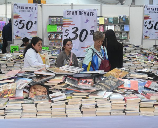 El Jefe de Gobierno, Martí Batres Guadarrama, visitó el 18° Gran Remate de Libros y Películas en el Monumento a la Revolución. FOTOS: Especial