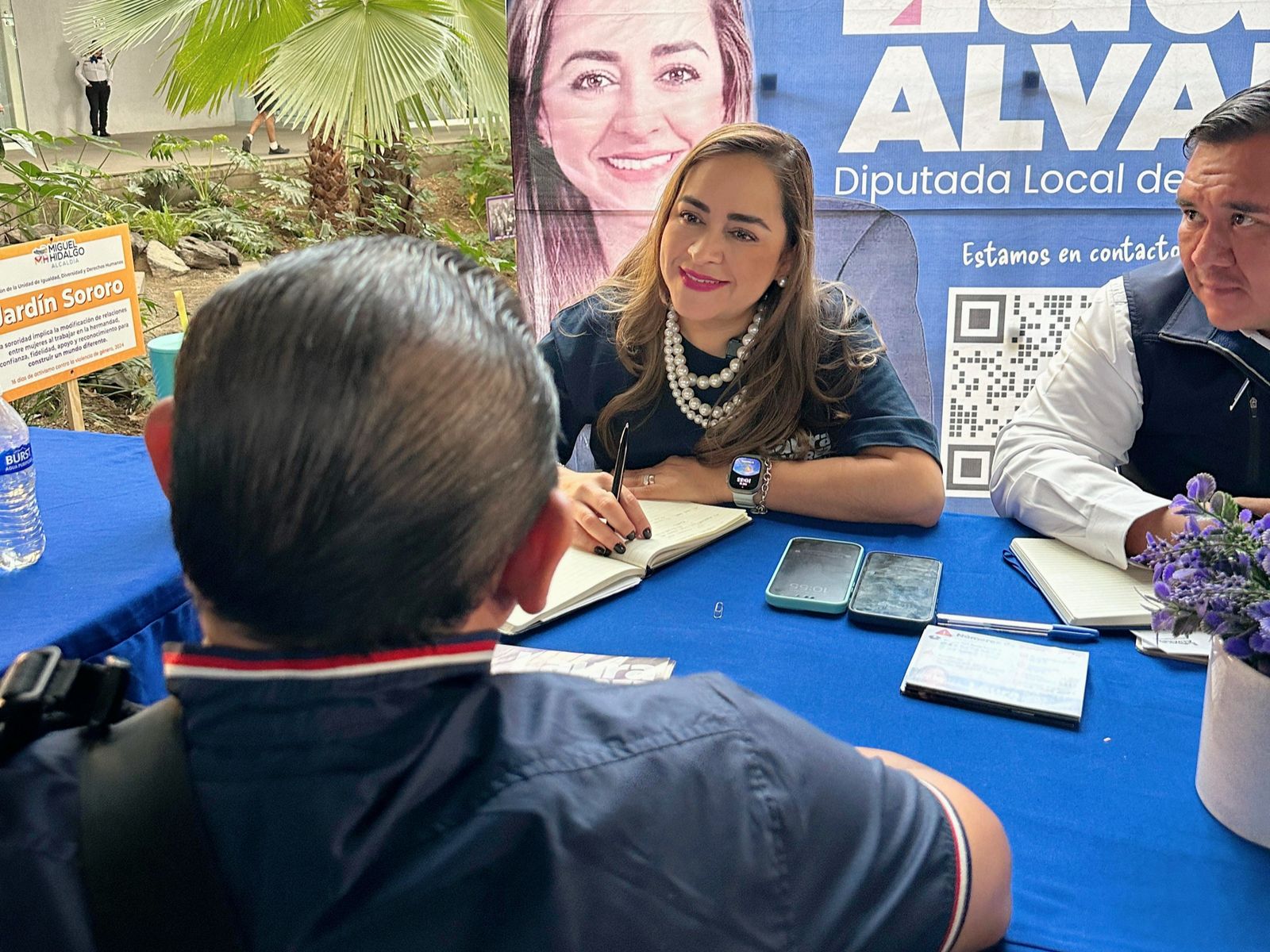 Con el firme compromiso de estar cerca de los habitantes de Miguel Hidalgo, la diputada local, Laura Álvarez, inauguró un módulo de atención ciudadana en la explanada de la alcaldía, donde cada miércoles estará disponible para escuchar y atender de primera mano las peticiones de la comunidad. FOTOS: Especial