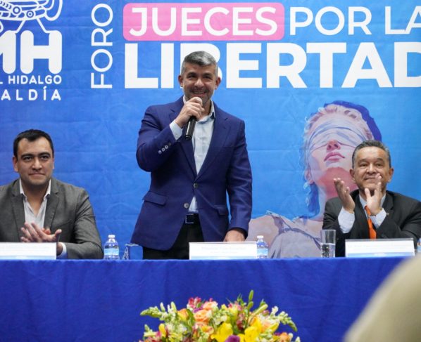 Literal: el panista Mauricio Tabe, alcalde de Miguel Hidalgo, rebasó a Morena por la izquierda en el tema de la elección judicial, pues sin incurrir de manera evidente en campaña anticipada –salvo que eventualmente la autoridad electoral dijera lo contrario–, candidatos a jueces y magistrados se hacen visibles desde ya ante la opinión pública, en los foros abiertos que organizó, llamados “Jueces por la libertad”. FOTO: Especial