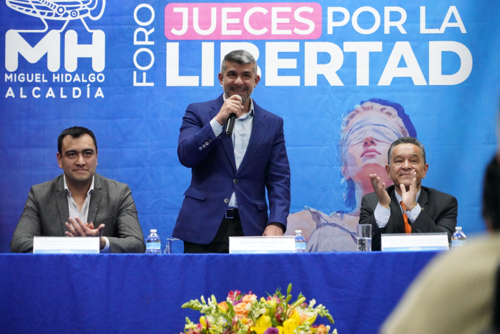 Literal: el panista Mauricio Tabe, alcalde de Miguel Hidalgo, rebasó a Morena por la izquierda en el tema de la elección judicial, pues sin incurrir de manera evidente en campaña anticipada –salvo que eventualmente la autoridad electoral dijera lo contrario–, candidatos a jueces y magistrados se hacen visibles desde ya ante la opinión pública, en los foros abiertos que organizó, llamados “Jueces por la libertad”. FOTO: Especial